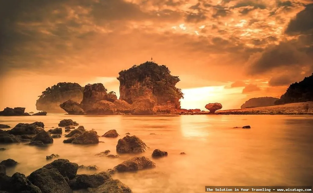 Pantai Watu Leter yang indah menawan