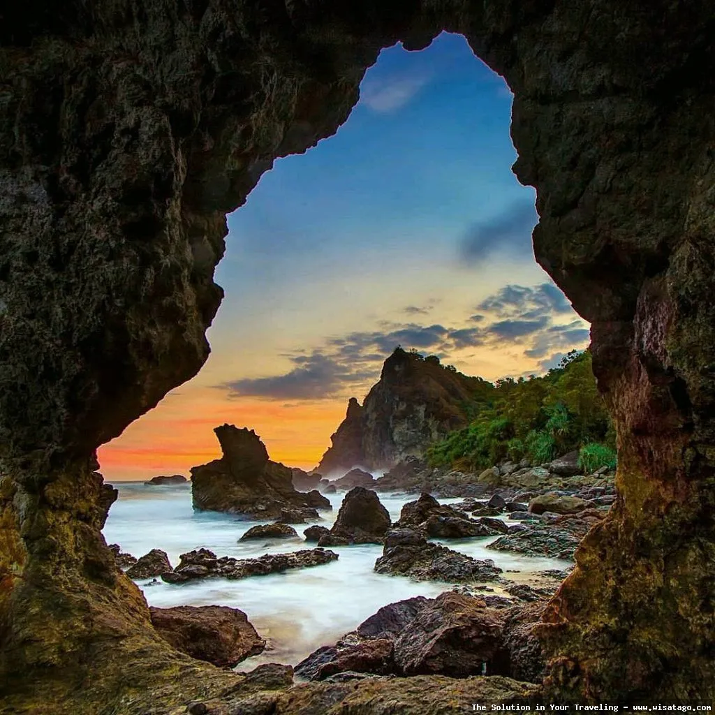 Pantai Watu Lumbung, keindahan alam Yogyakarta