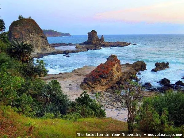 Pantai Watu Lumbung, pemandangan menakjubkan.