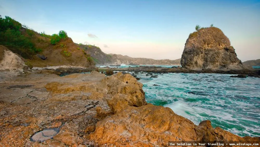 Pantai Watu Lumbung, pemandangan laut indah.