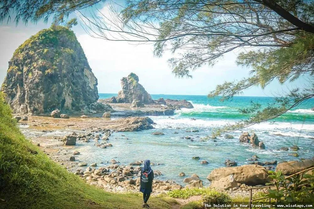Pantai Watu Lumbung yang mempesona alami