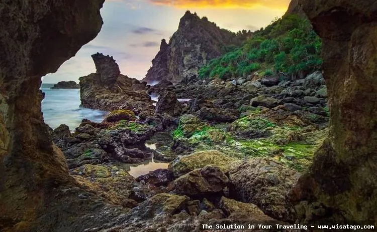 Pantai Watu Lumbung, pemandangan indah alami