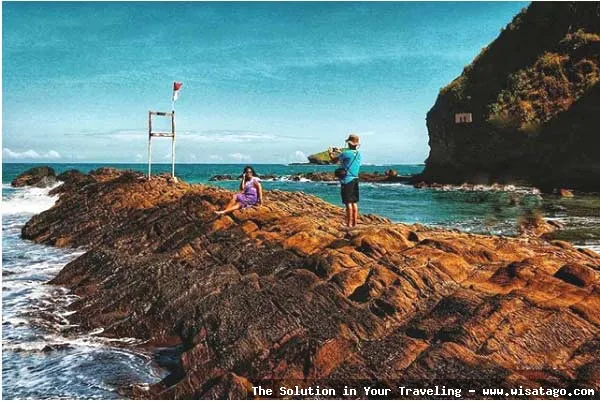 Pantai Watu Ulo Jember yang mempesona