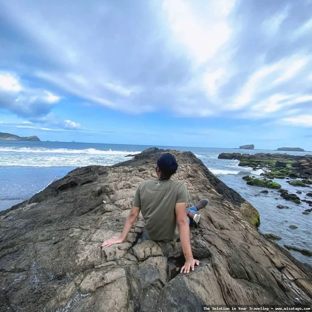 Pantai Watu Ulo Jember memesona alami