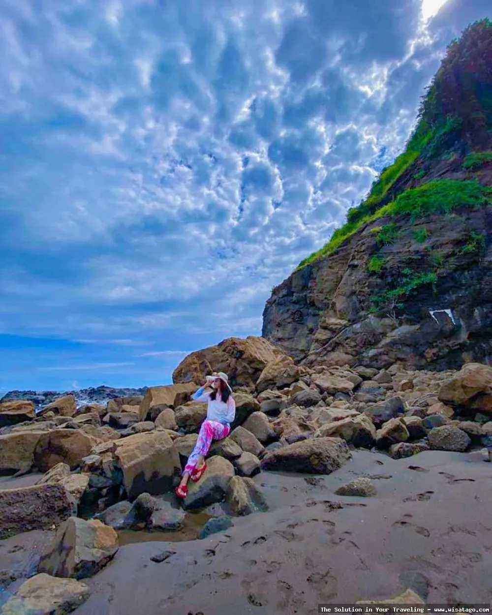 Pantai Watu Ulo Jember yang mempesona