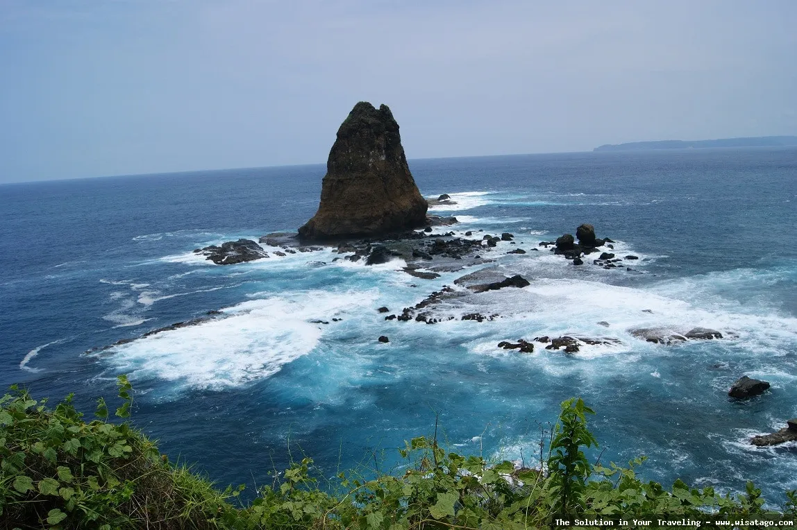 Pantai Watu Ulo Jember yang mempesona