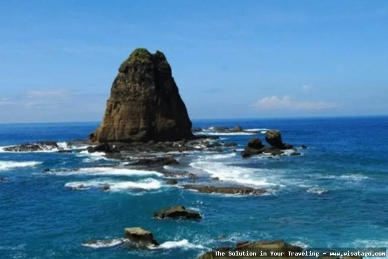 Pantai Watu Ulo Jember yang menawan.