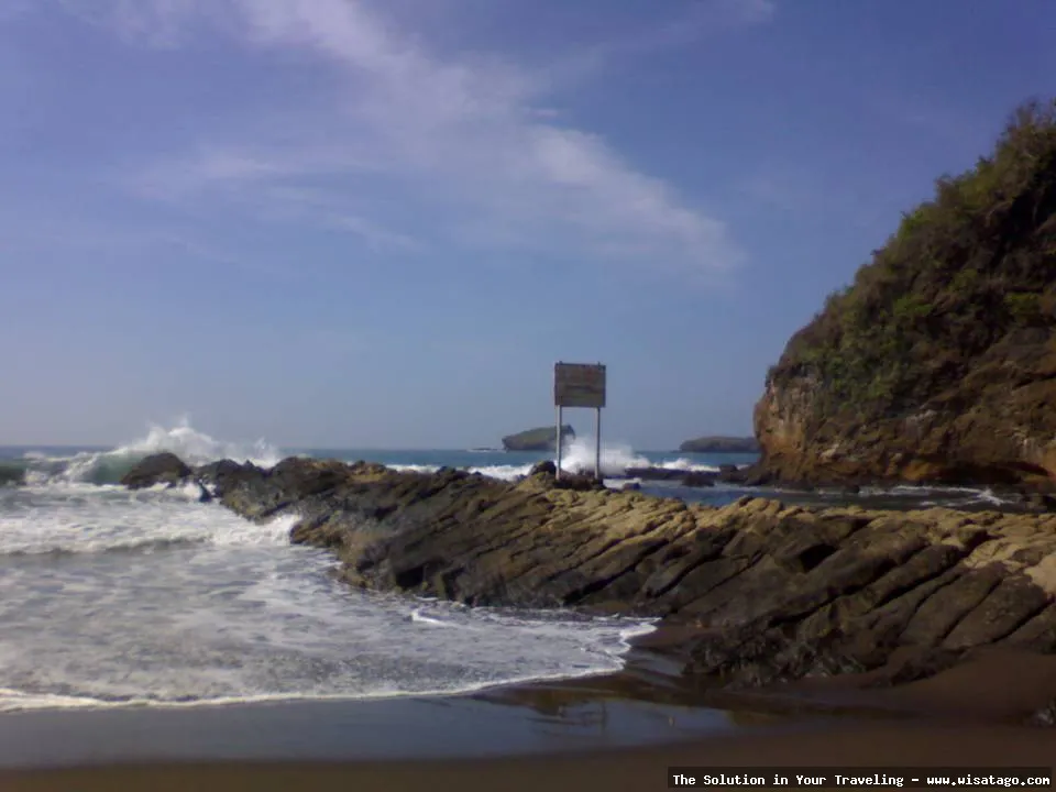 Pantai Watu Ulo Jember yang menawan