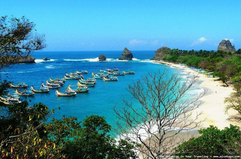 Pantai Watu Ulo Jember yang mempesona