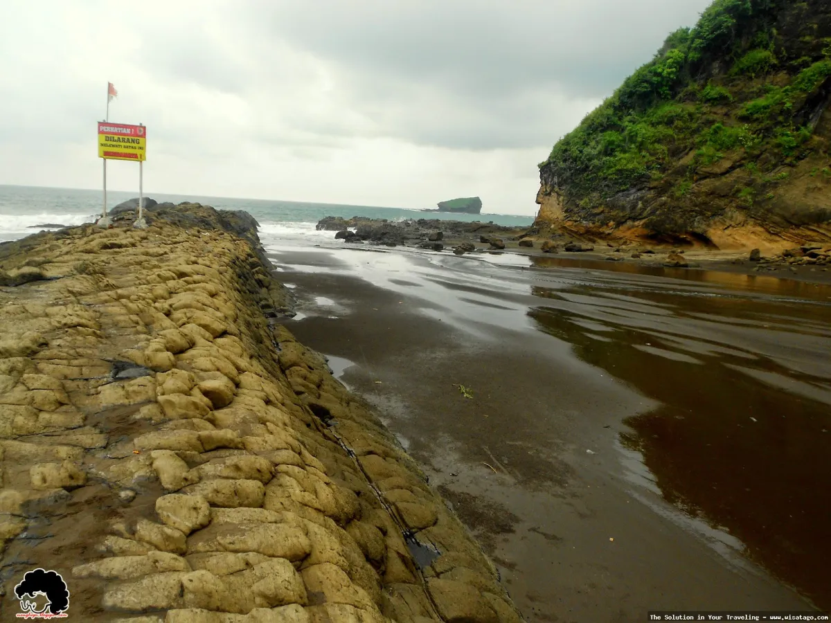 Pantai Watu Ulo Jember yang menawan