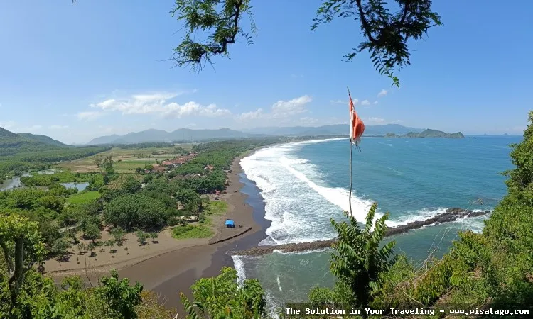 Pantai Watu Ulo Jember yang mempesona