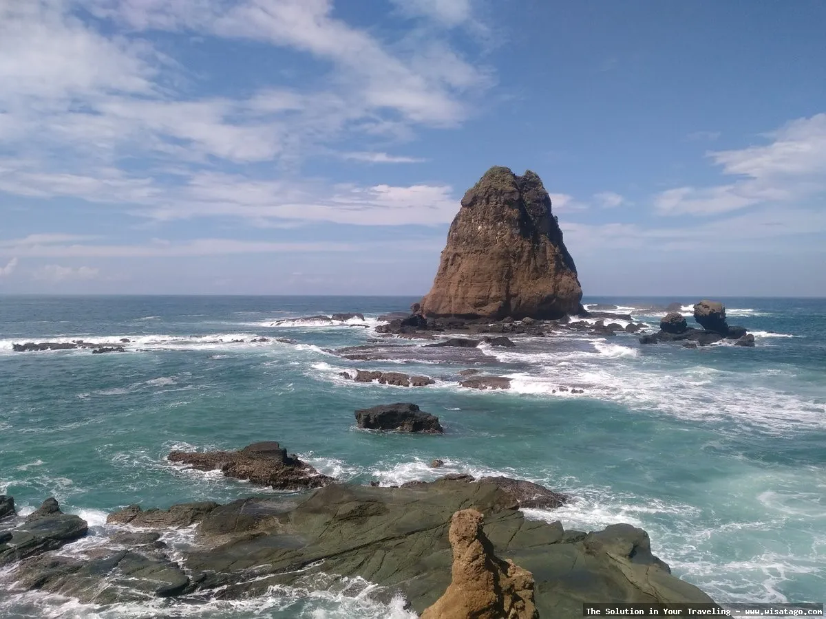 Pantai Watu Ulo Jember yang menawan