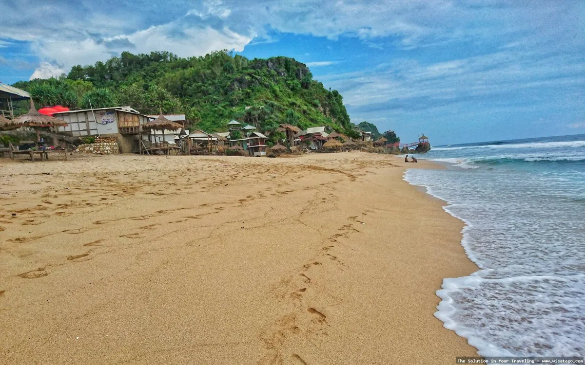 Pantai Watulawang, keindahan alam Pacitan