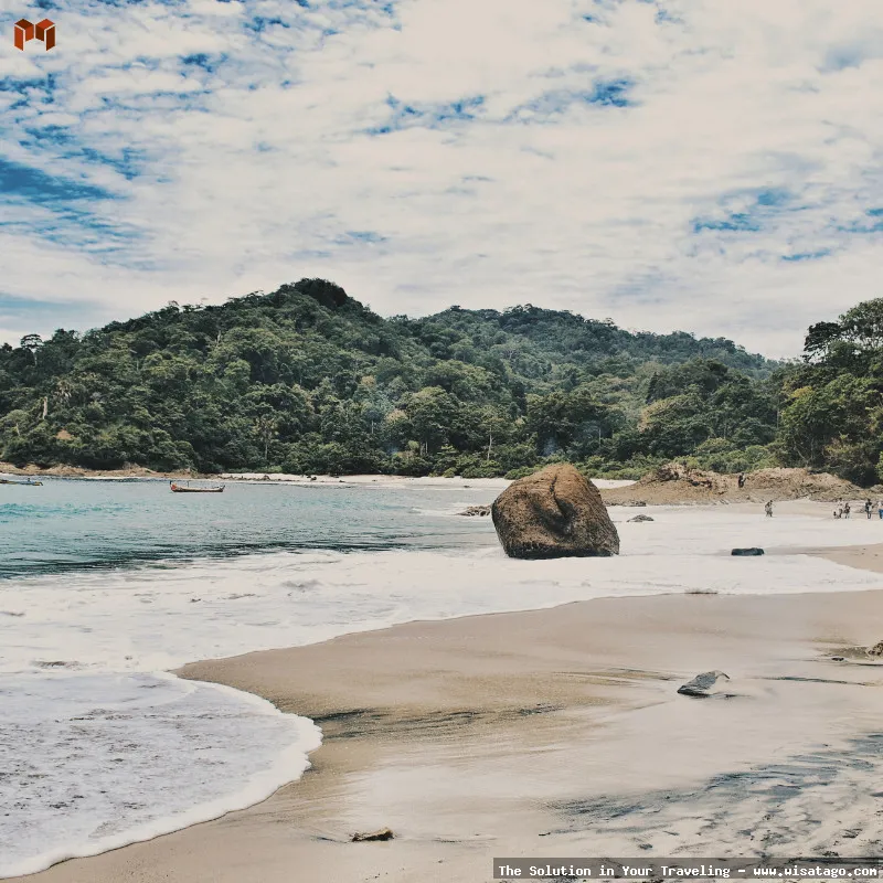 Pantai Wedi Ireng Banyuwangi yang eksotis