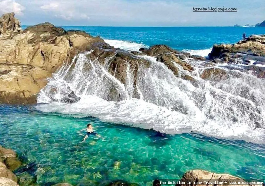 Pantai Wediombo Gunungkidul yang mempesona.