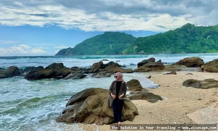 Pantai Wediombo Gunungkidul yang mempesona