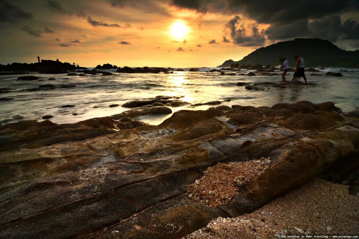 Pantai Wediombo Gunungkidul yang mempesona.