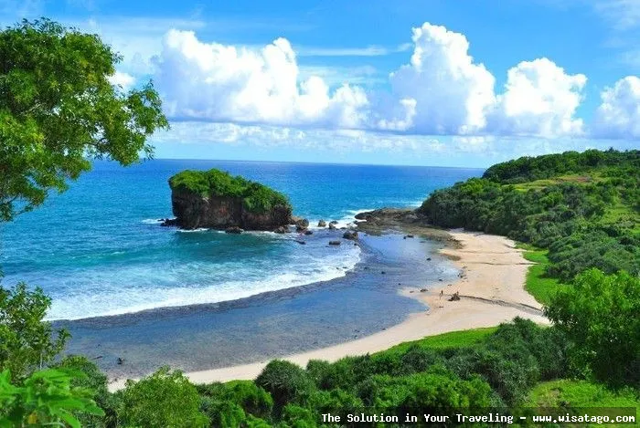 Pantai Wediombo Gunungkidul yang mempesona