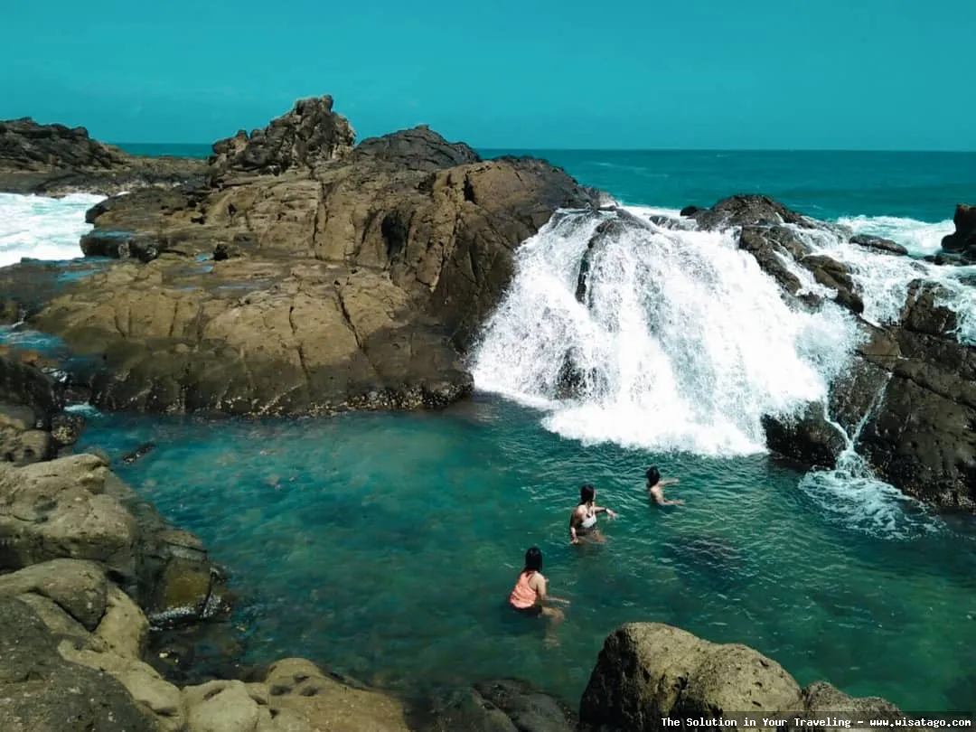 Pantai Wediombo Gunungkidul yang mempesona.