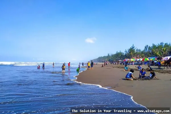 Pantai Widarapayung dengan ombak biru