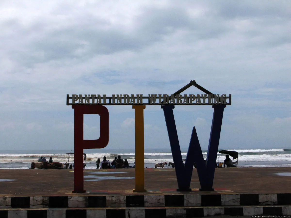 Pantai Widarapayung yang indah dan menawan