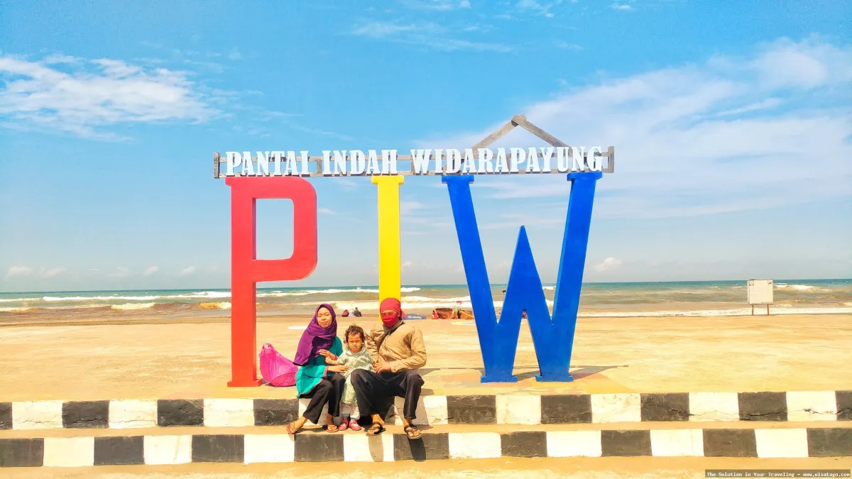 Pantai Widarapayung dengan pasir kecoklatan