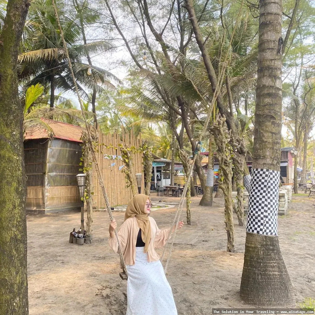 Pantai Widarapayung dengan ombak tenang