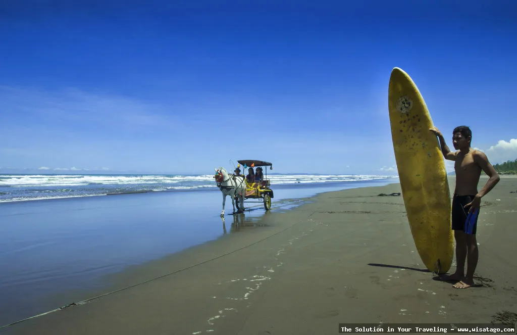 Pantai Widarapayung dengan pasirnya membentang