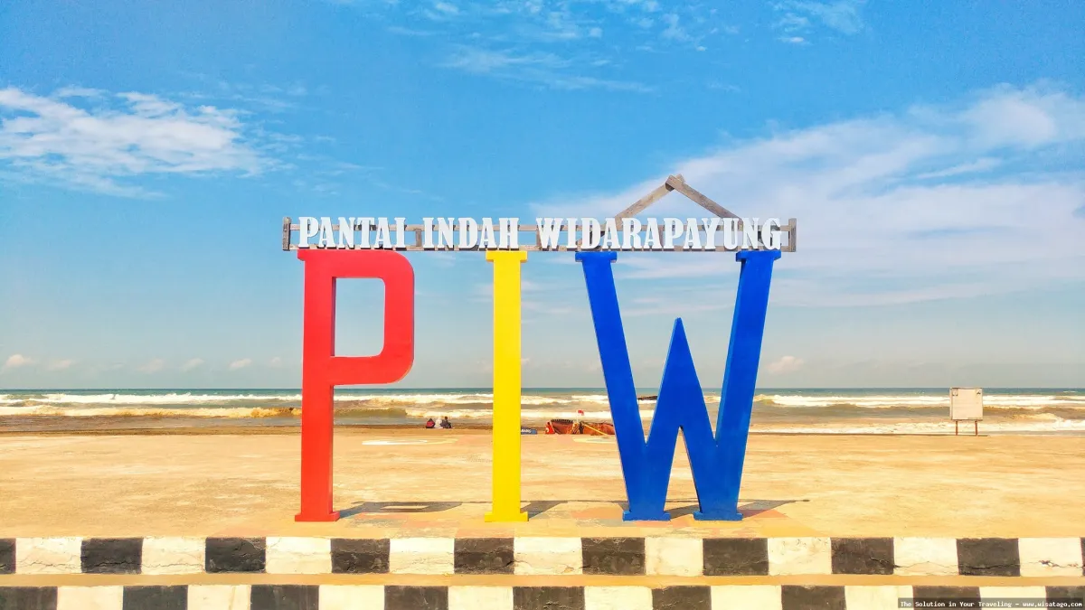 Pantai Widarapayung: pasirnya yang mempesona