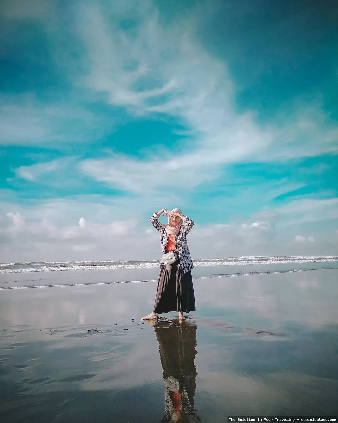 Pantai Widarapayung dengan ombak tenang
