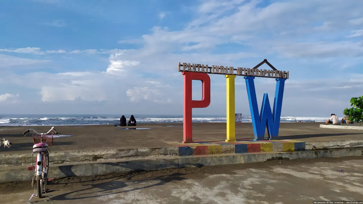 Pantai Widarapayung dengan ombak tenang