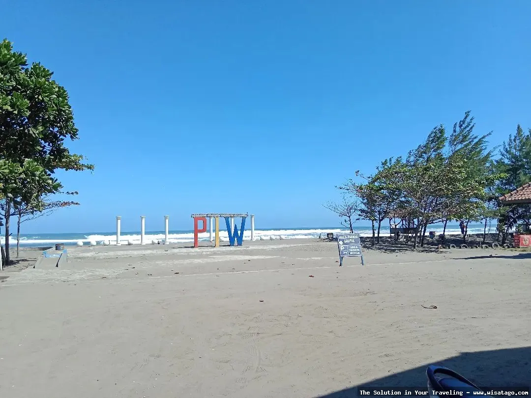 Pantai Widarapayung yang indah dan mempesona