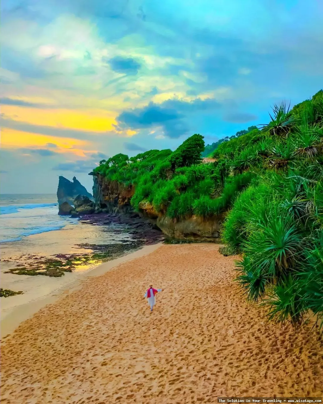 Pantai Widodaren: Tips, Harga Tiket, Kuliner, Lokasi, Fasilitas dan Spot