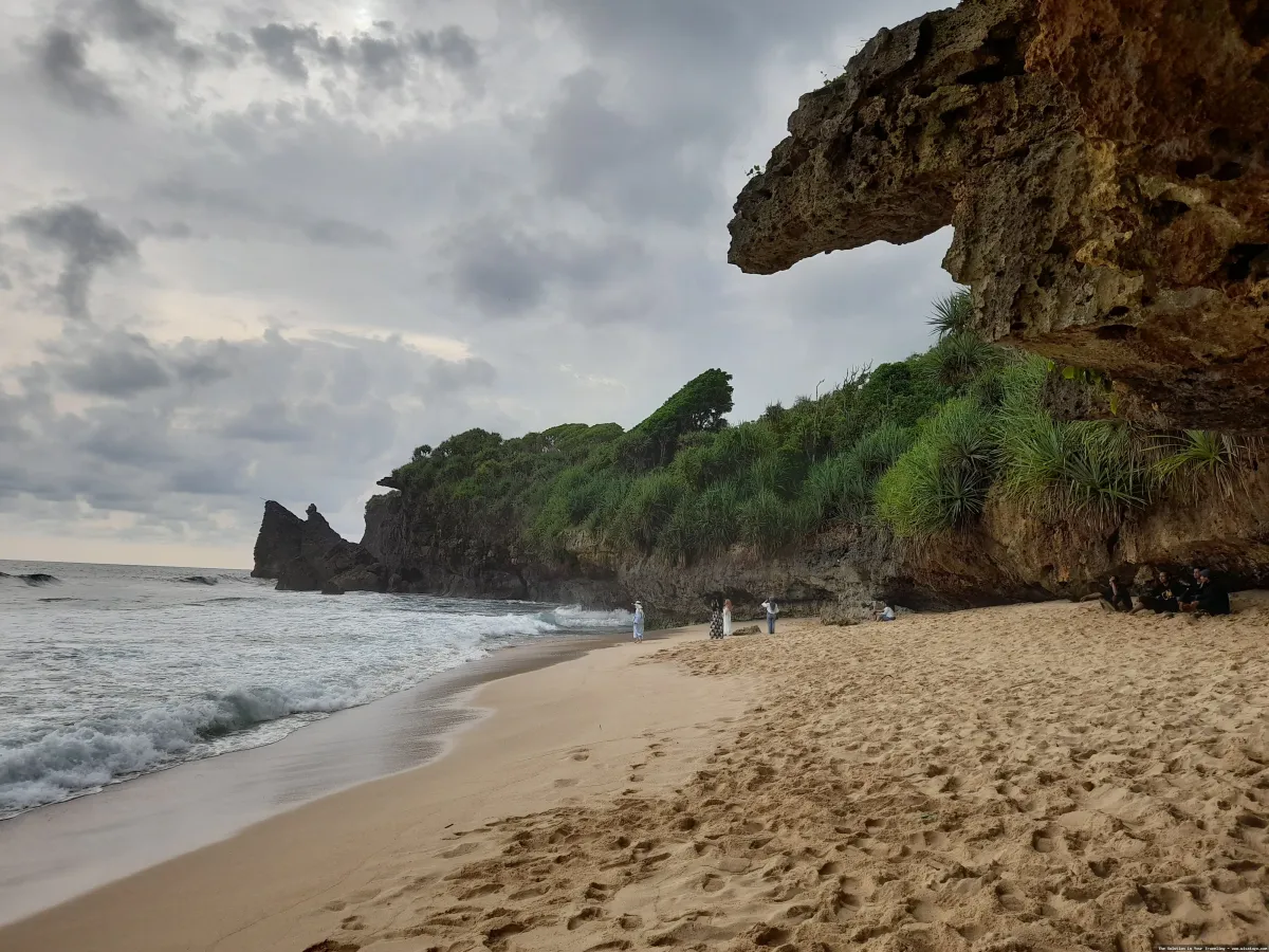Pantai Widodaren, keindahan pantai alami