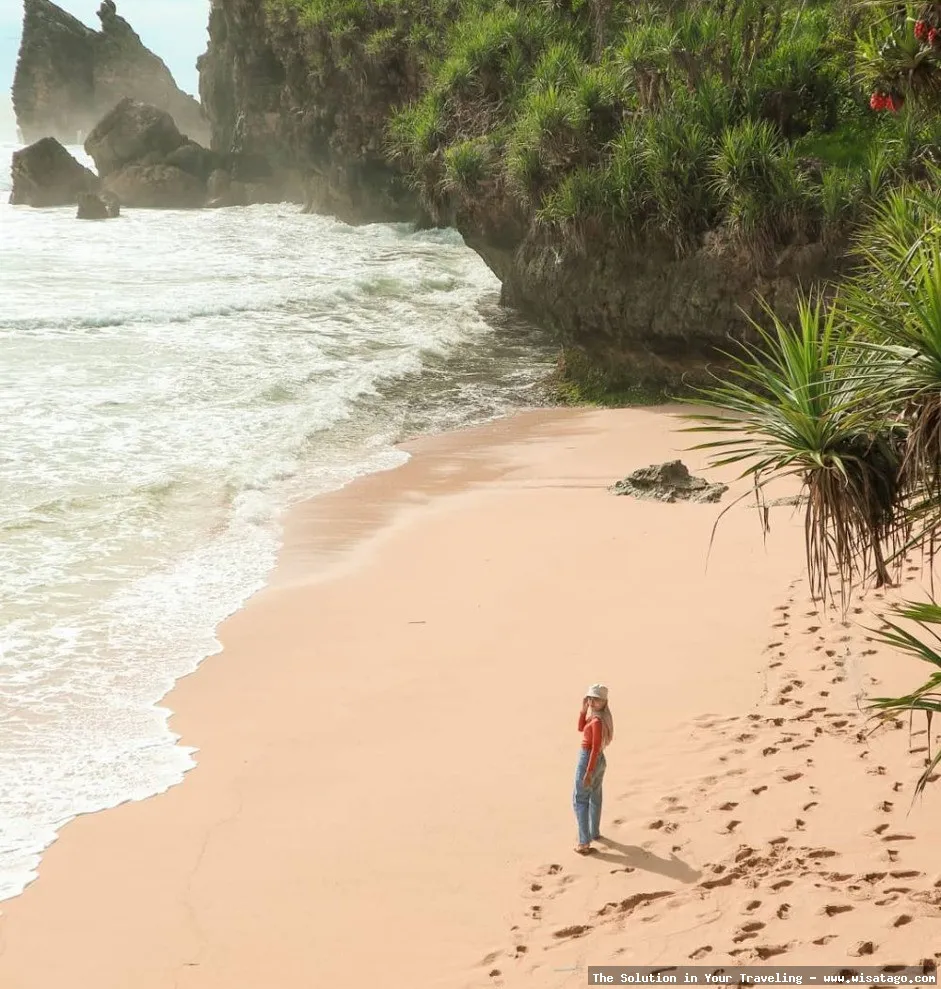 Pantai Widodaren, pesona alam Pacitan