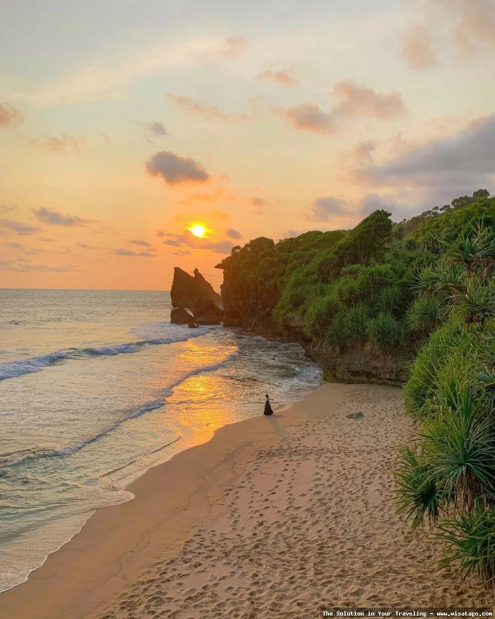 Pantai Widodaren, pasir putih memukau