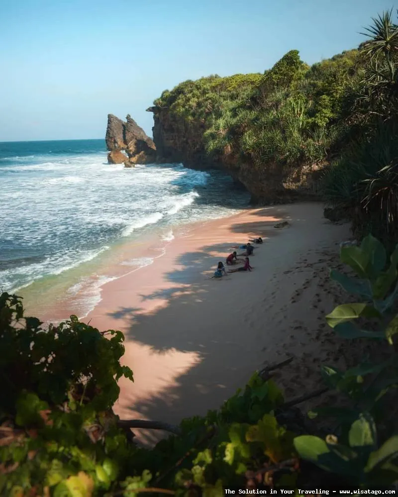 Pantai Widodaren, pasir putih memesona
