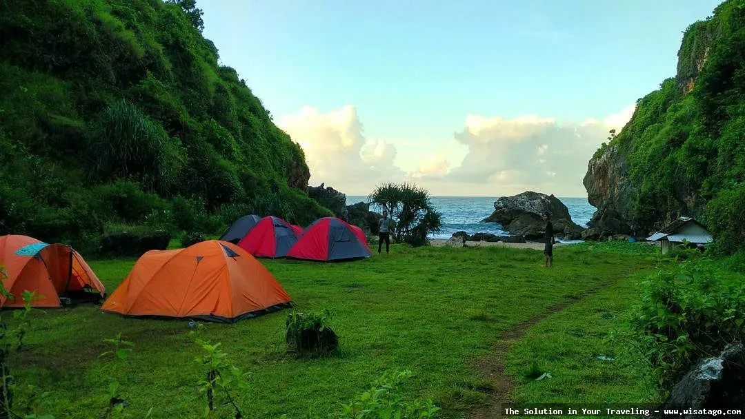 Pantai Wohkudu, tebing karang eksotis.