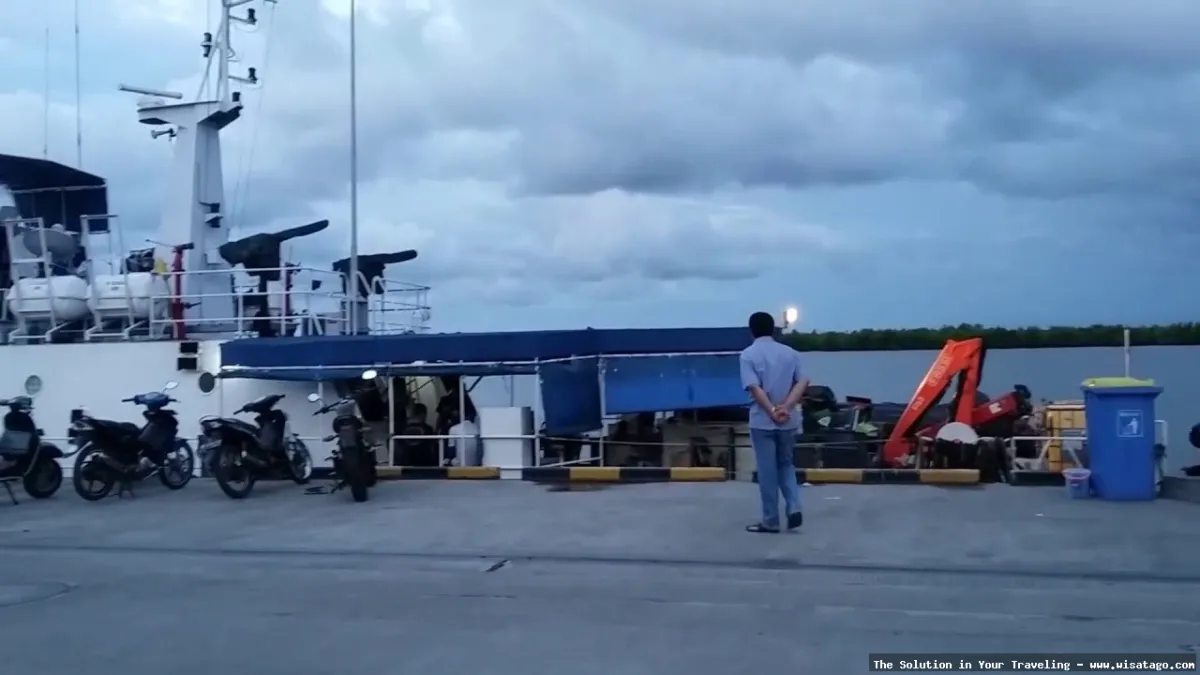 Pelabuhan Kuala Langsa, aktivitas bongkar muat.
