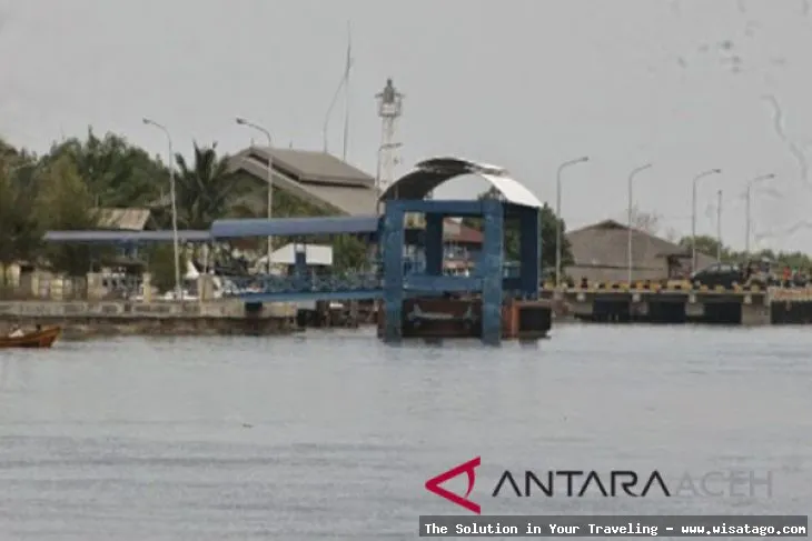 Pelabuhan Kuala Langsa, aktivitas bongkar muat.