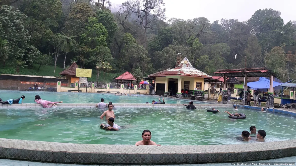 Pemandian Air Panas Cangar yang menyegarkan