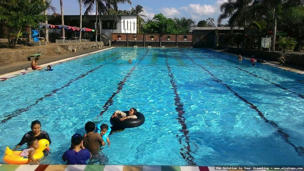 Pemandian Taman Suruh yang menyegarkan alami.
