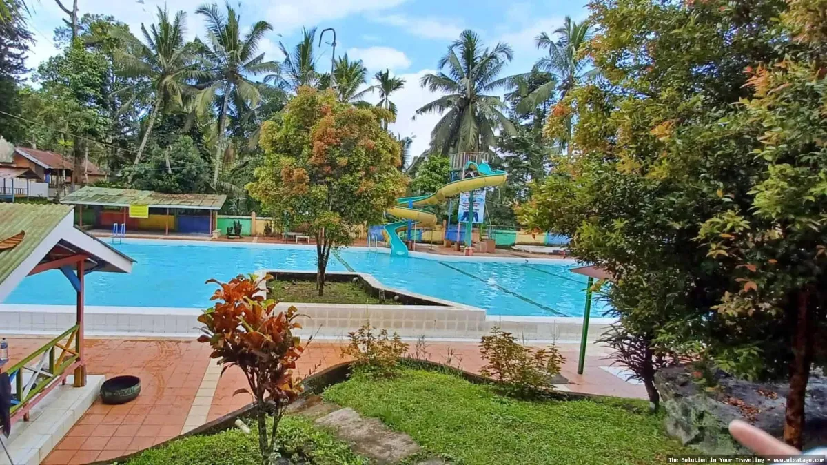 Pemandian Taman Suruh yang menyegarkan.