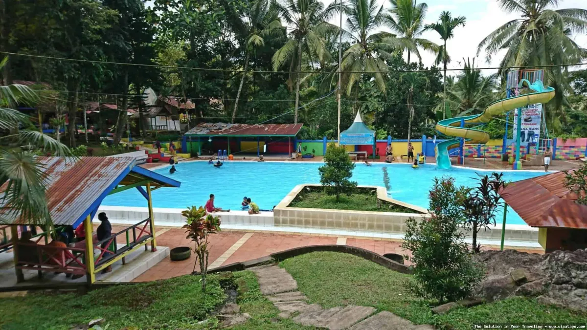 Pemandian Taman Suruh yang menyegarkan alami