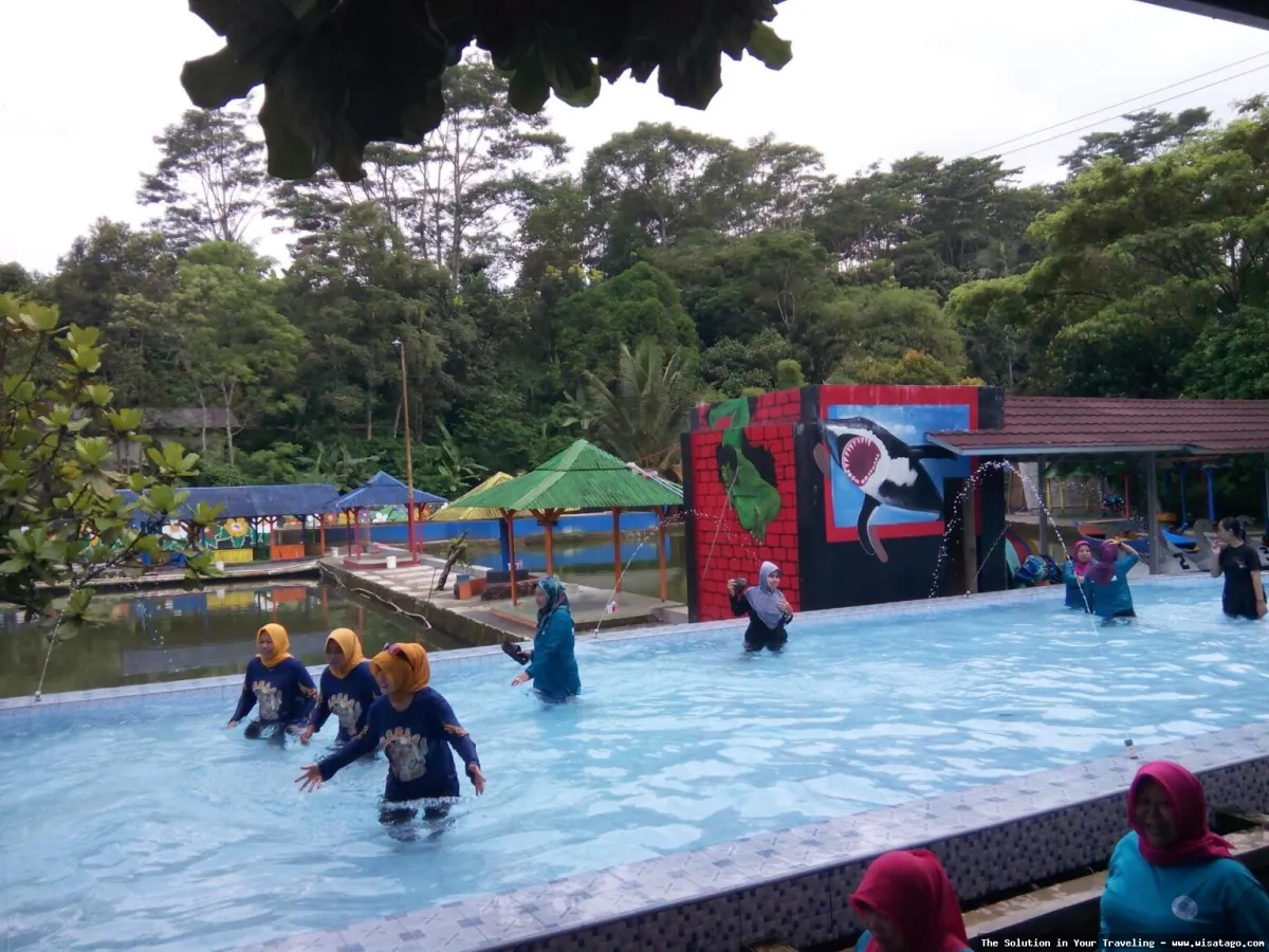 Pemandian Tirta Alam Sagalaherang yang asri