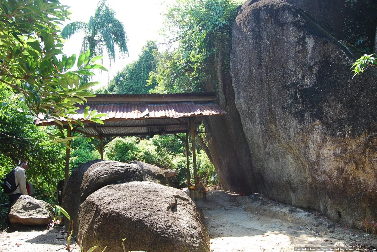 Pulau Batu Belah yang mempesona