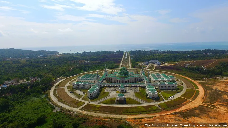 Pulau Bunguran, keindahan alam memukau