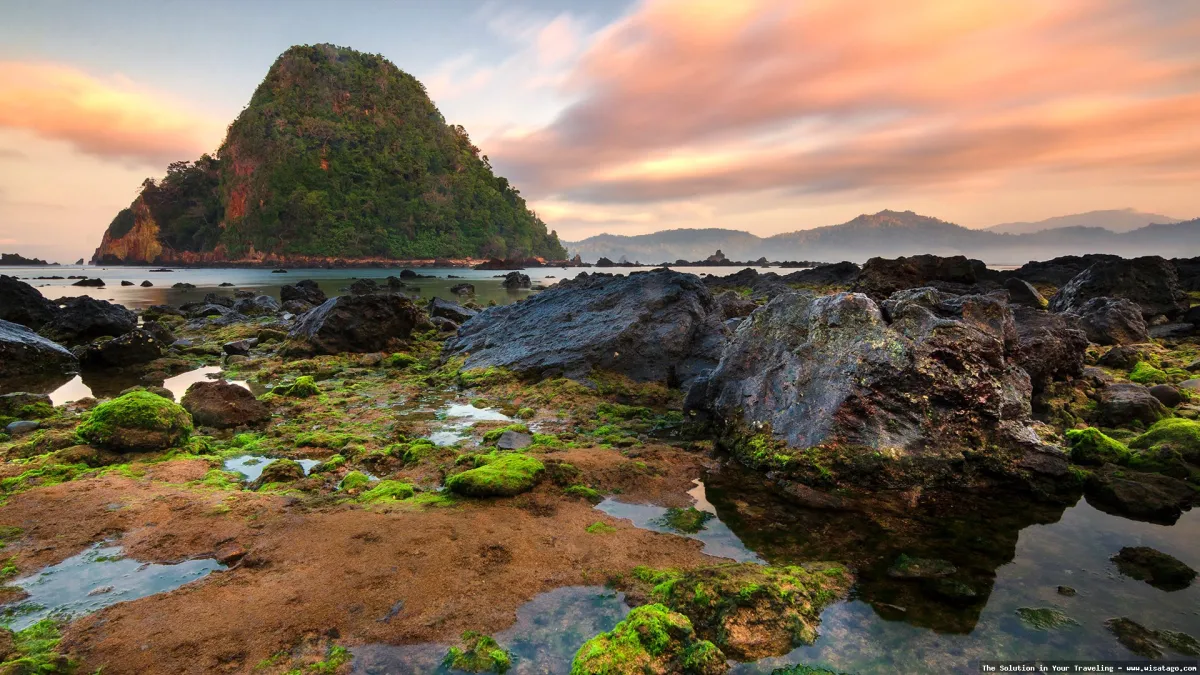 Pulau Merah, keindahan pantai Banyuwangi.