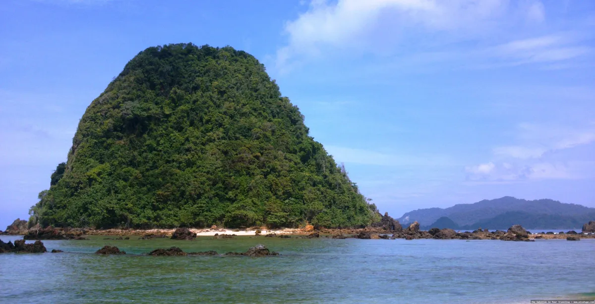 Pulau Merah, keindahan pantai Banyuwangi.