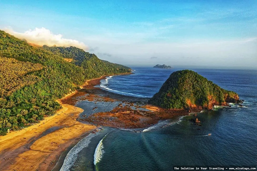 Pulau Merah, pesona pantai Banyuwangi